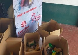 Varias cajas con los productos alimenticios entregados a Cáritas.