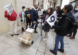 Entrega de firmas en apoyo de la ILP de libertad de elección de lengua, en 2022.