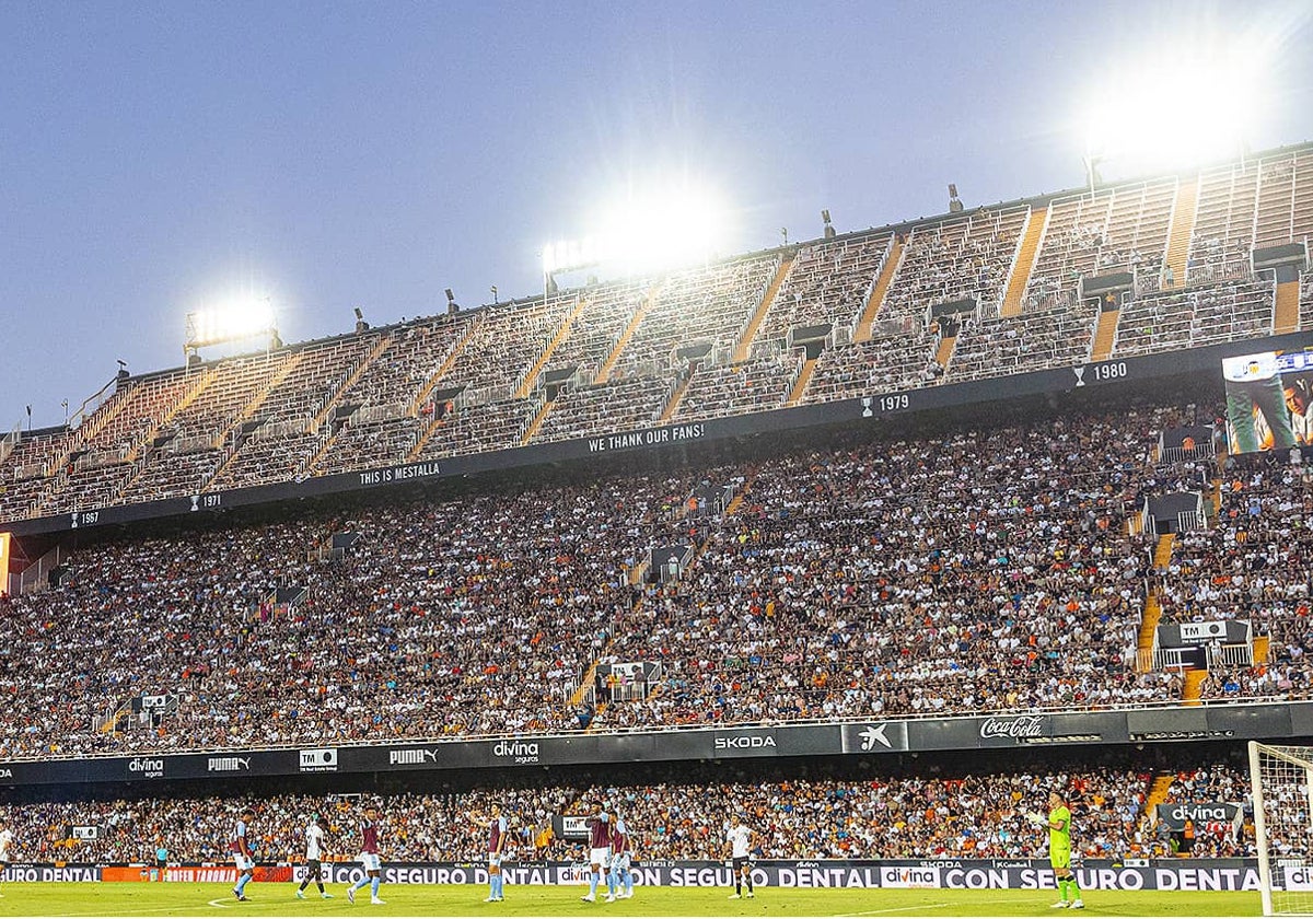 La grada de Mestalla, durante un partido.