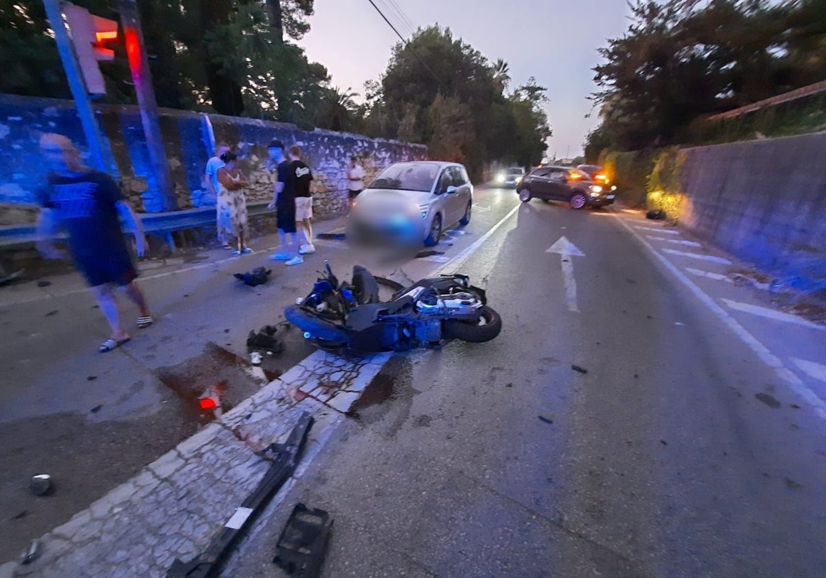 Lugar donde tuvo lugar el accidente y estado en el que quedó la motociclieta.