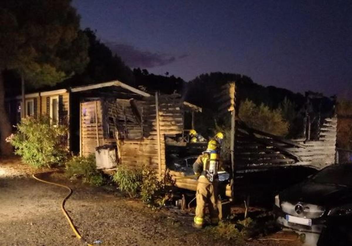 El bungalow incendiado.