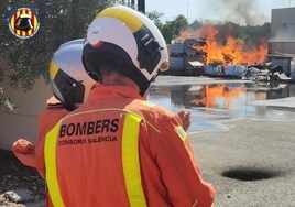 Los bomberos del Consorcio, en el incendio de la industria de Guadasséquies.