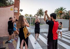 Docentes afectados en la entrada de la conselleria, el lunes por la tarde.