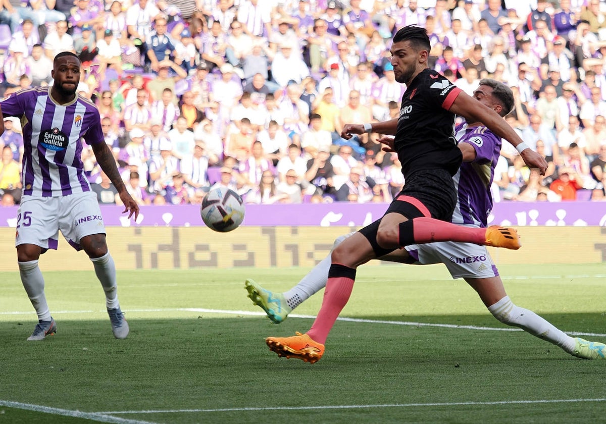 Rafa Mir, en un partido contra el Valladolid.