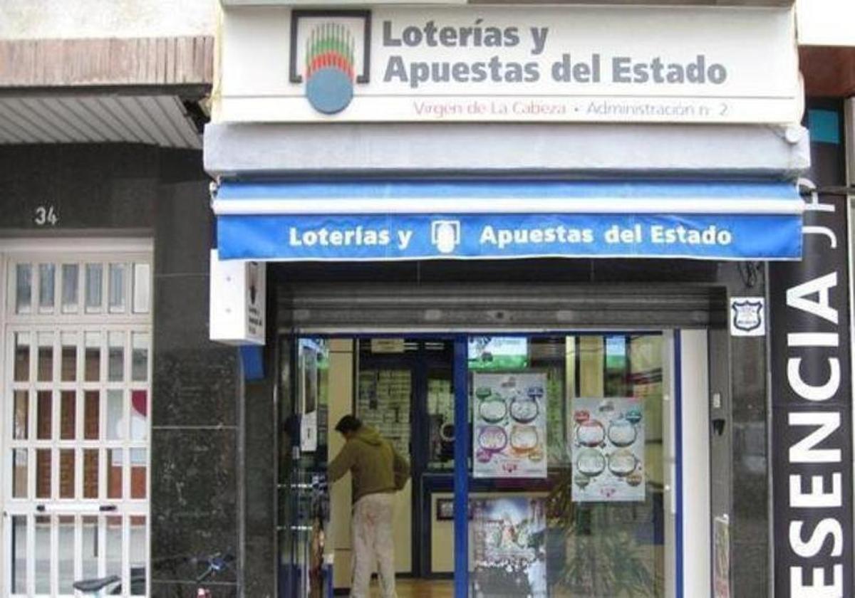 Una administración de Loterías y Apuestas del Estado con varios clientes