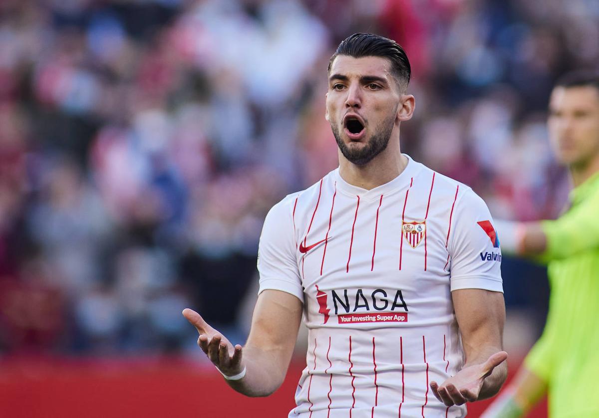 Rafa Mir, lamentándose, durante un partido con el Sevilla de la pasada temporada.