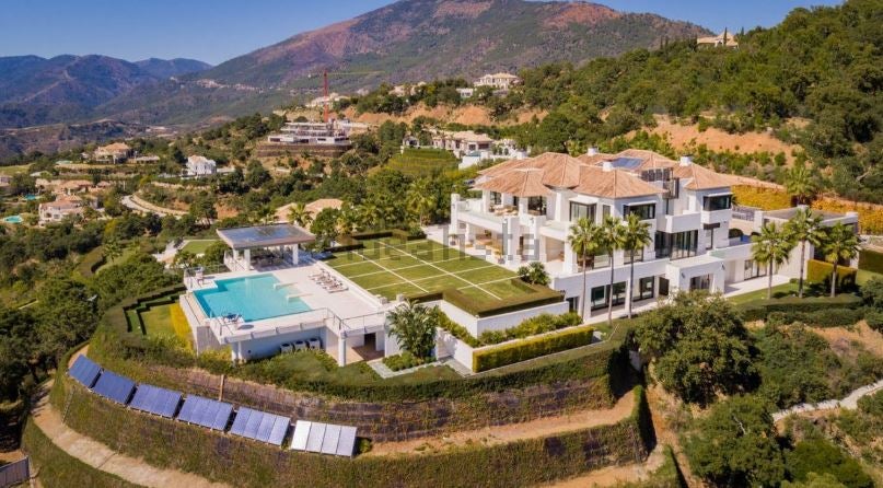 23.000.000 €. 1.975 m². 8 habitaciones. Espectacular casa con vistas preciosas al mar y la montaña, mucha privacidad y urbanizacion con seguridad entrenada y armada, campo de golf, centro ecuestre y gym todo privado ademas de otros servicios, catalogada como la urbanizacion mas lujosa de Europa.