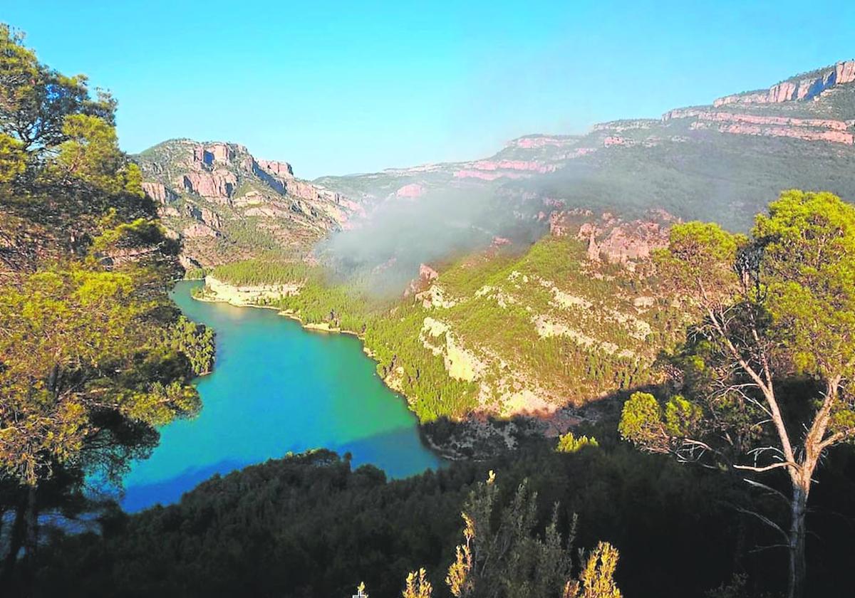 La zona donde se produjo el incencio junto al embalse.