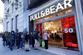 Pull & Bear del centro de Barcelona en temporada de rebajas