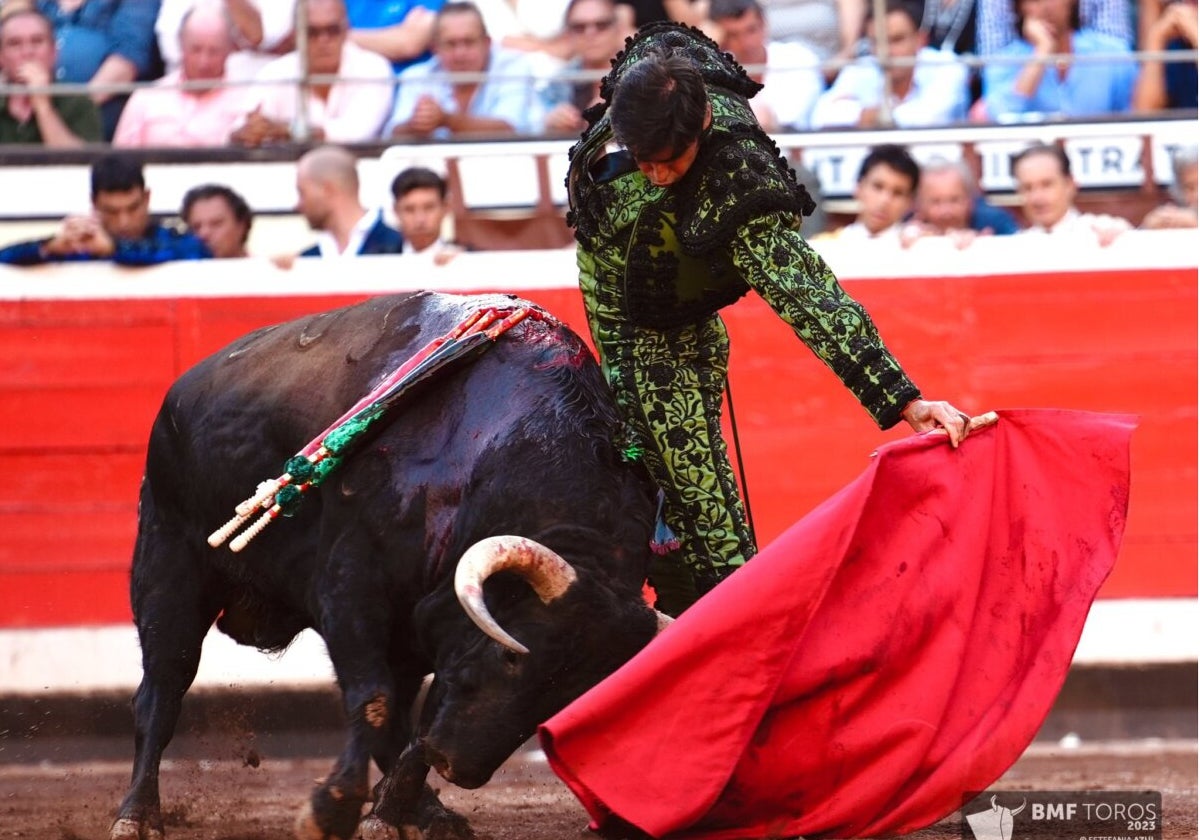 Perera ante el toro de Fuente Ymbro.