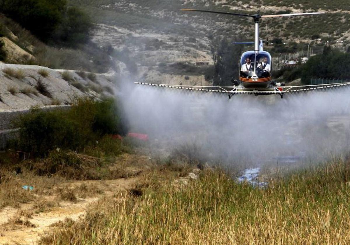 Un helicóptero fumigando.