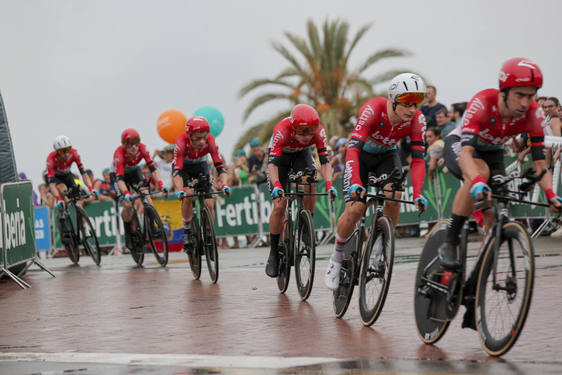 Los corredores del Lotto Dstny durante la primera etapa de la Vuelta Ciclista a España