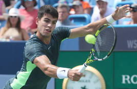 El español Carlos Alcaraz devuelve ante el australiano Max Purcell durante un partido de los cuartos de final del Masters 1.000 de Cincinnati