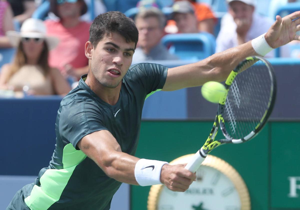 El español Carlos Alcaraz devuelve ante el australiano Max Purcell durante un partido de los cuartos de final del Masters 1.000 de Cincinnati