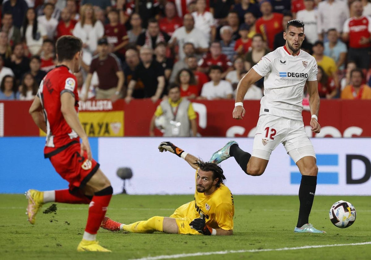 Rafa Mir, en un partido de la temporada pasada contra el Rayo.