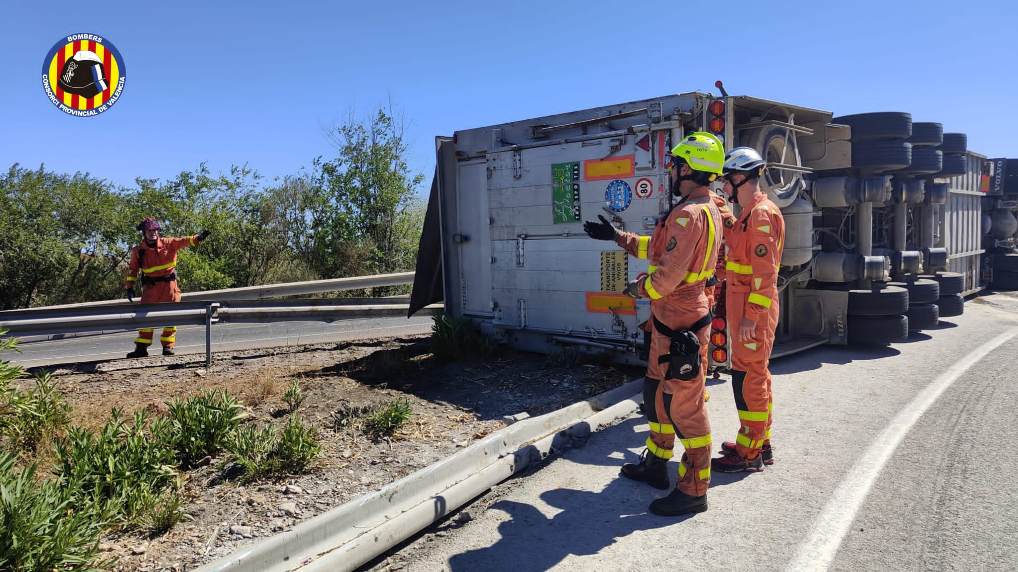 Un camión con toros vuelca en la A-3 hacia Valencia