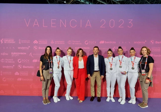 La alcaldesa de Valencia, María José Catalá, con las gimnastas españolas.