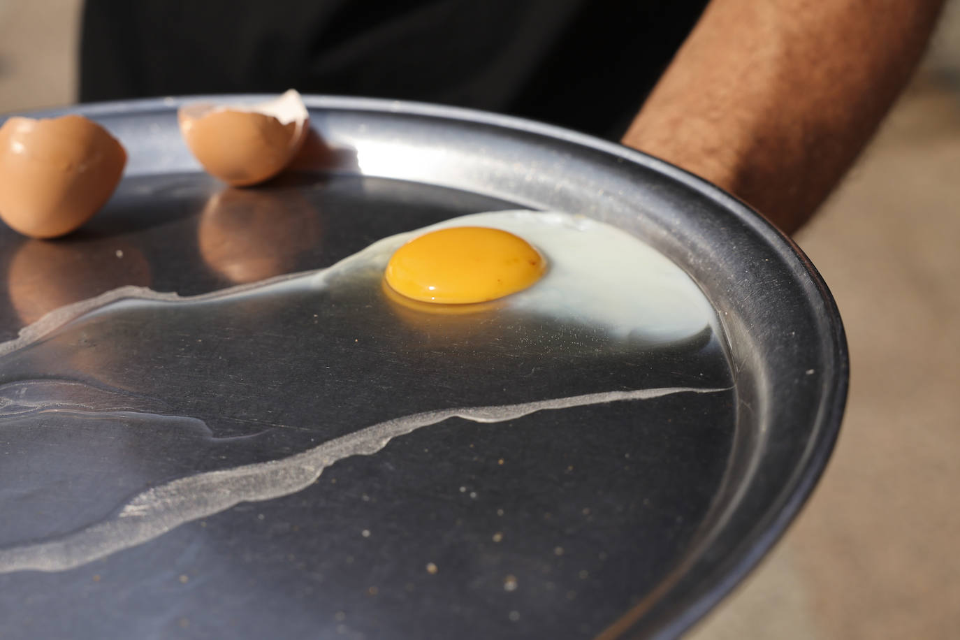 Huevo roto en una bandeja