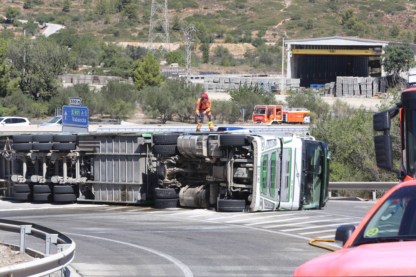 Un camión con toros vuelca en la A-3 hacia Valencia