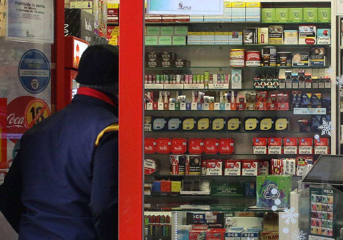 Clientes de un estanco esperando su turno para entrar a comprar tabaco.