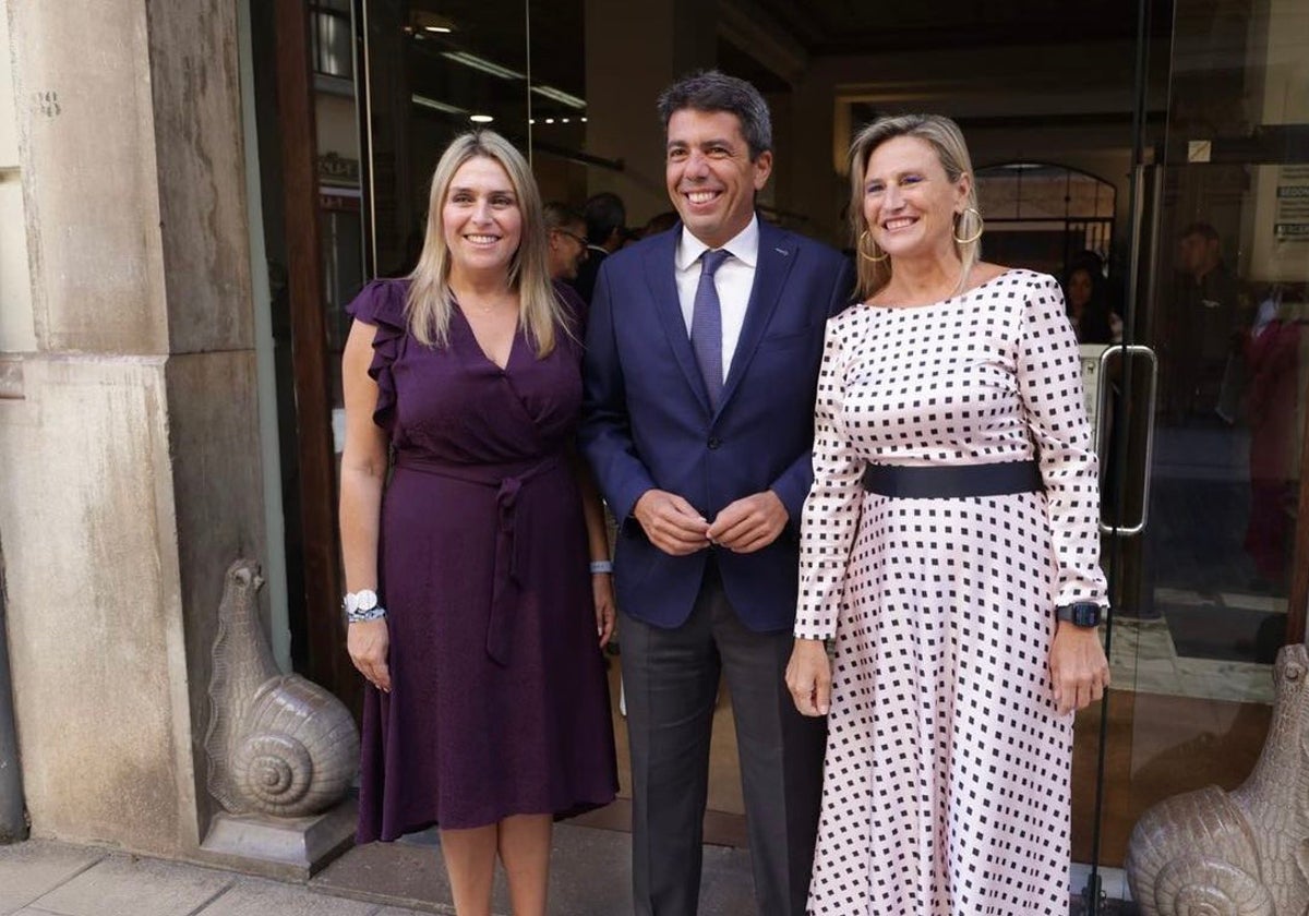 La presidente de la Diputación de Castellón, Marta Barrachina y el presidente Mazón, junto Susana Fabregat en su nombramiento como delegada del Consell en Castellón.