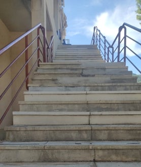 Imagen secundaria 2 - Arriba, almacén de los medicamentos con un aparato portátil de ventilación; en medio, una muestra del mal estado de las instalaciones y, sobre estas líneas, la escalera que tienen que bajar los profesionales cargados con el material.