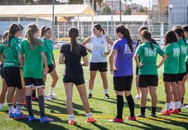 Pretemporada. Las jugadoras del infantil del Tavernes Blanques volvieron ayer a los entrenamientos.