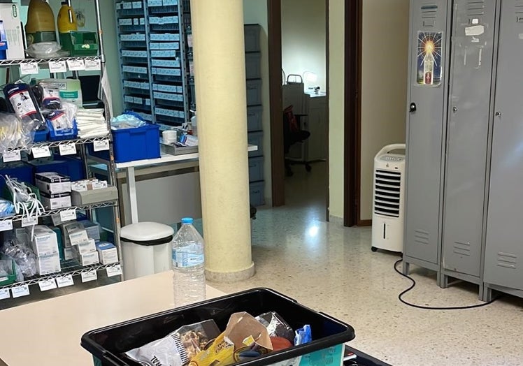 Imagen principal - Arriba, almacén de los medicamentos con un aparato portátil de ventilación; en medio, una muestra del mal estado de las instalaciones y, sobre estas líneas, la escalera que tienen que bajar los profesionales cargados con el material.