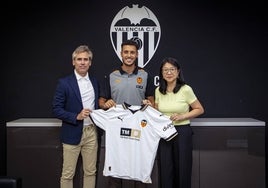 Selim Amallah, posando con su nueva camiseta.