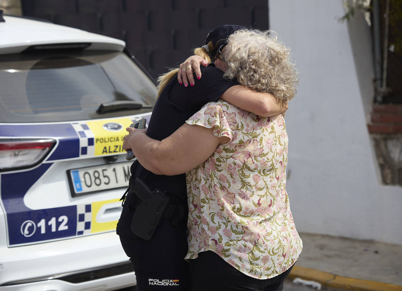 Un policía jubilado se atrinchera en una casa en Alzira y mata a su mujer