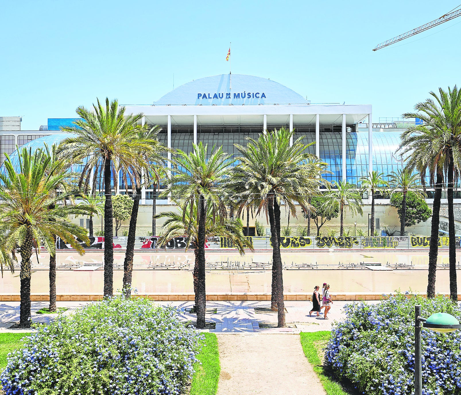 Vista del Palau de la Música desde los jardines del viejo cauce del Turia.