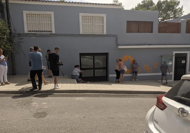 Familiares en la calle esperando el desenlace.