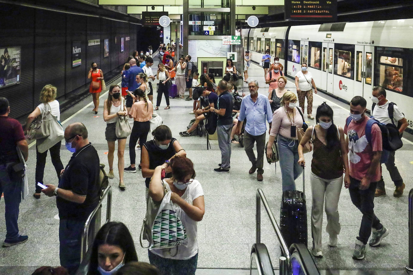 Gente saliendo y entrando del metro en Valencia en una imagen de archivo.