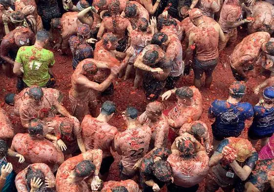 La Tomatina tiñe de rojo las calles de Buñol