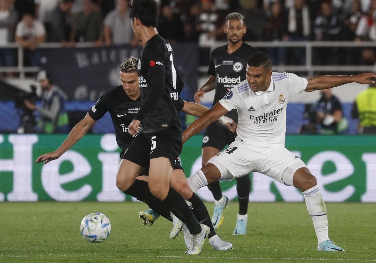 Santos Borré, en un partido contra el Real Madrid.