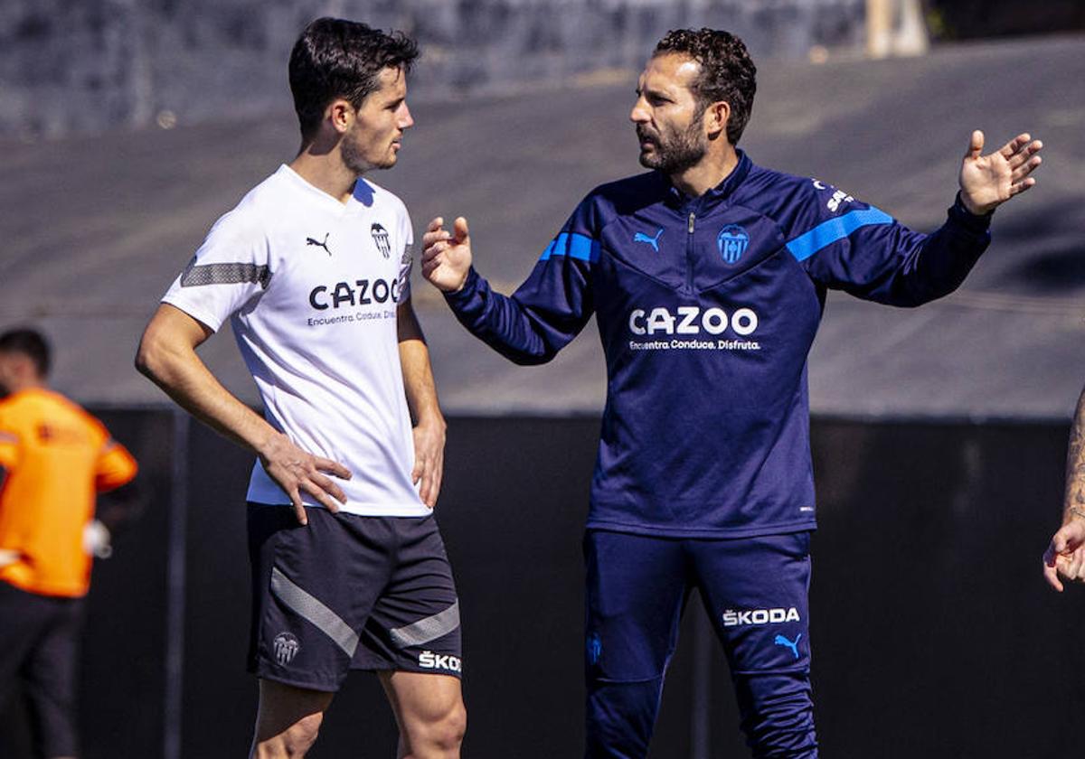 Hugo Guillamón, junto a Rubén Baraja, en un entrenamiento de la pasada temporada.