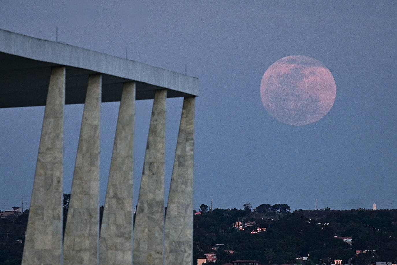 Así se vio la superluna azul de agosto por todo el mundo