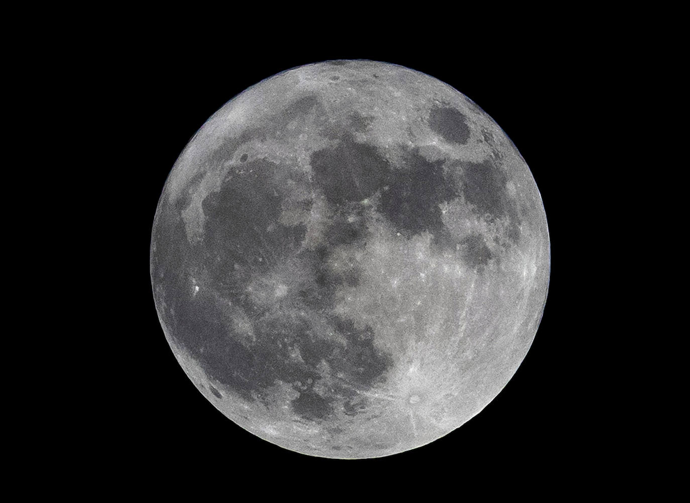 Así se vio la superluna azul de agosto por todo el mundo