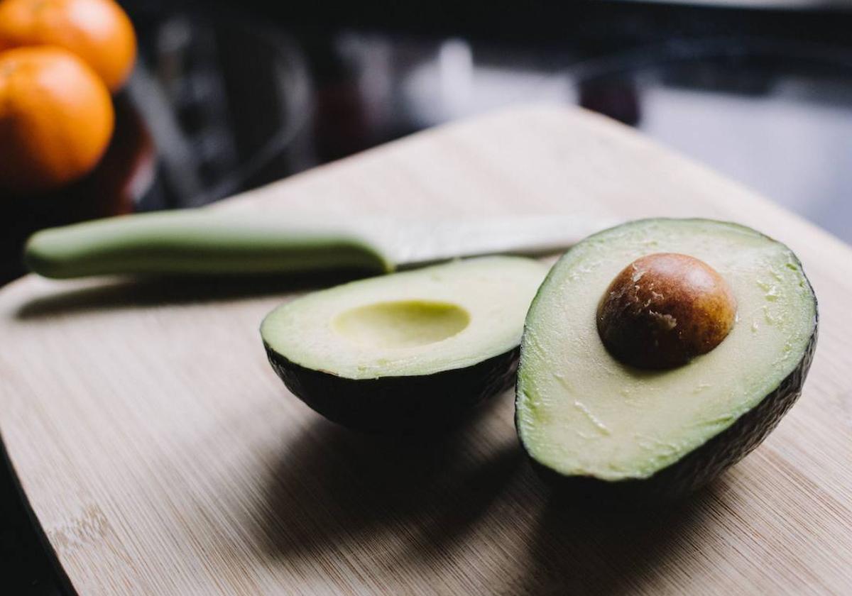 Aguacate en tabla de madera