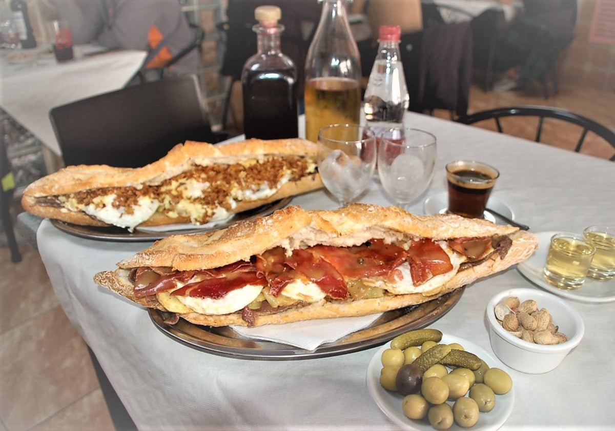 Almuerzo en un bar de Valencia en una imagen de archivo.