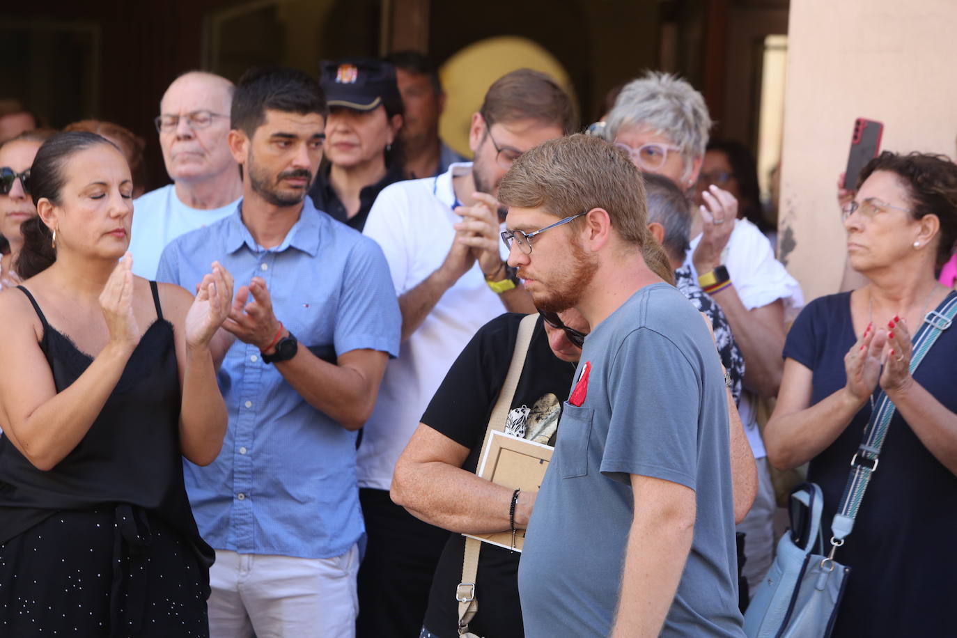 Minuto de silencio por Raquel Lorente, la mujer asesinada a tiros por expareja en Alzira