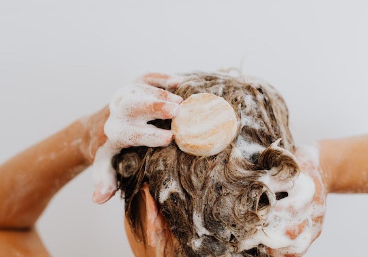 La mejor técnica para lavarte el cabello si tienes caspa