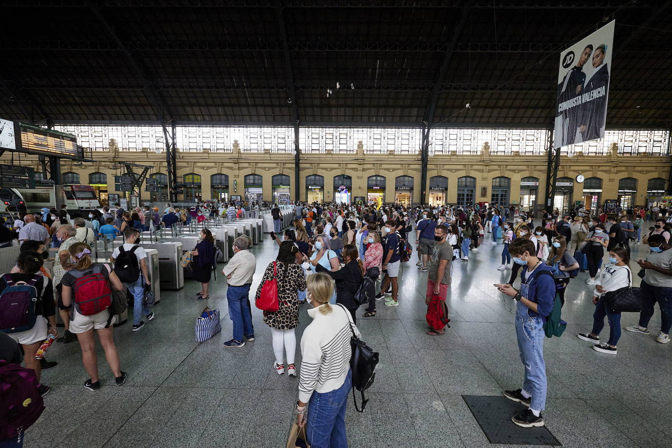 Usuarios esperando en la estación del Norte de Valencia.