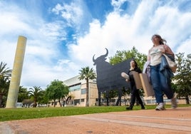 Estudiantes saliendo de una universidad valenciana