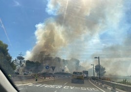 Los bomberos extinguen un incendio en El Saler justo antes del paso de la Vuelta