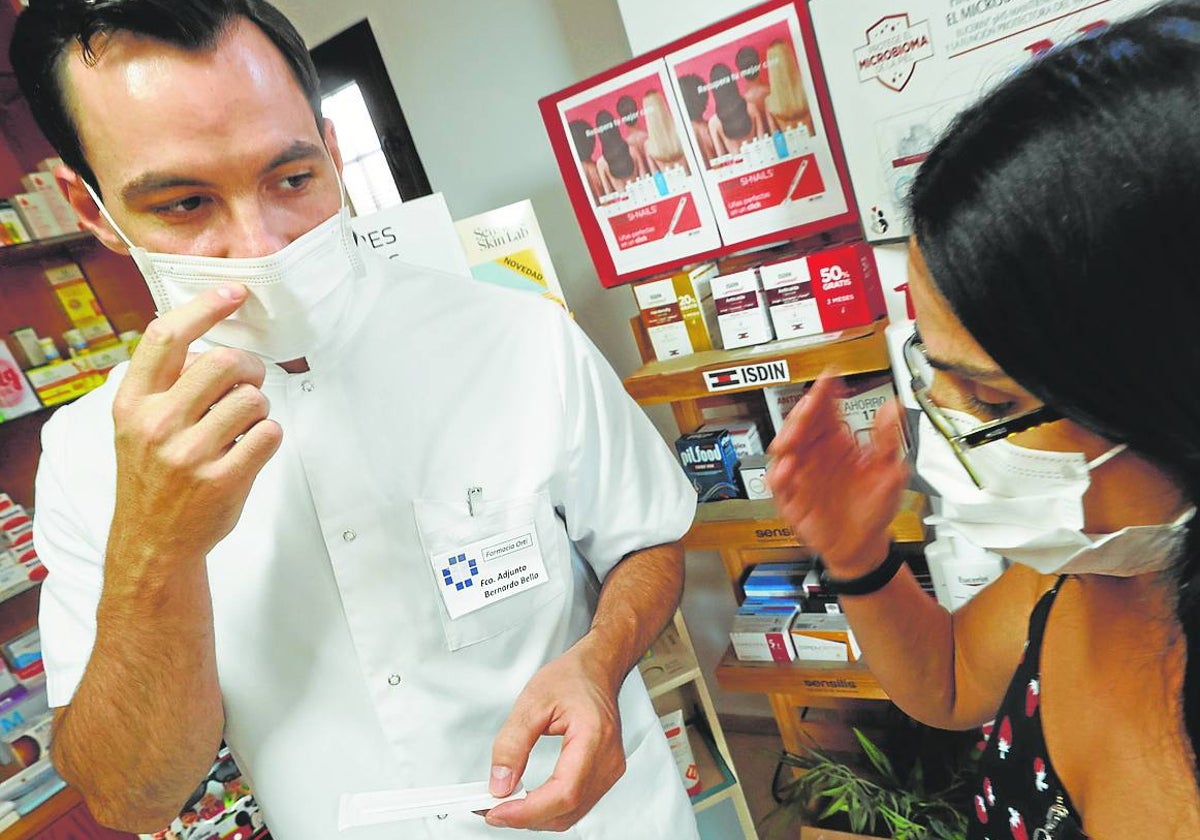 Venta de test de antígenos en una farmacia valenciana.