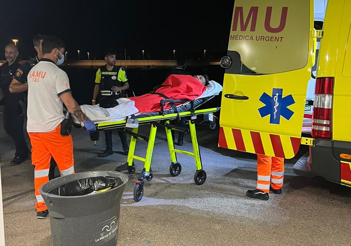 Dos sanitarios trasladan a la víctima al hospital.