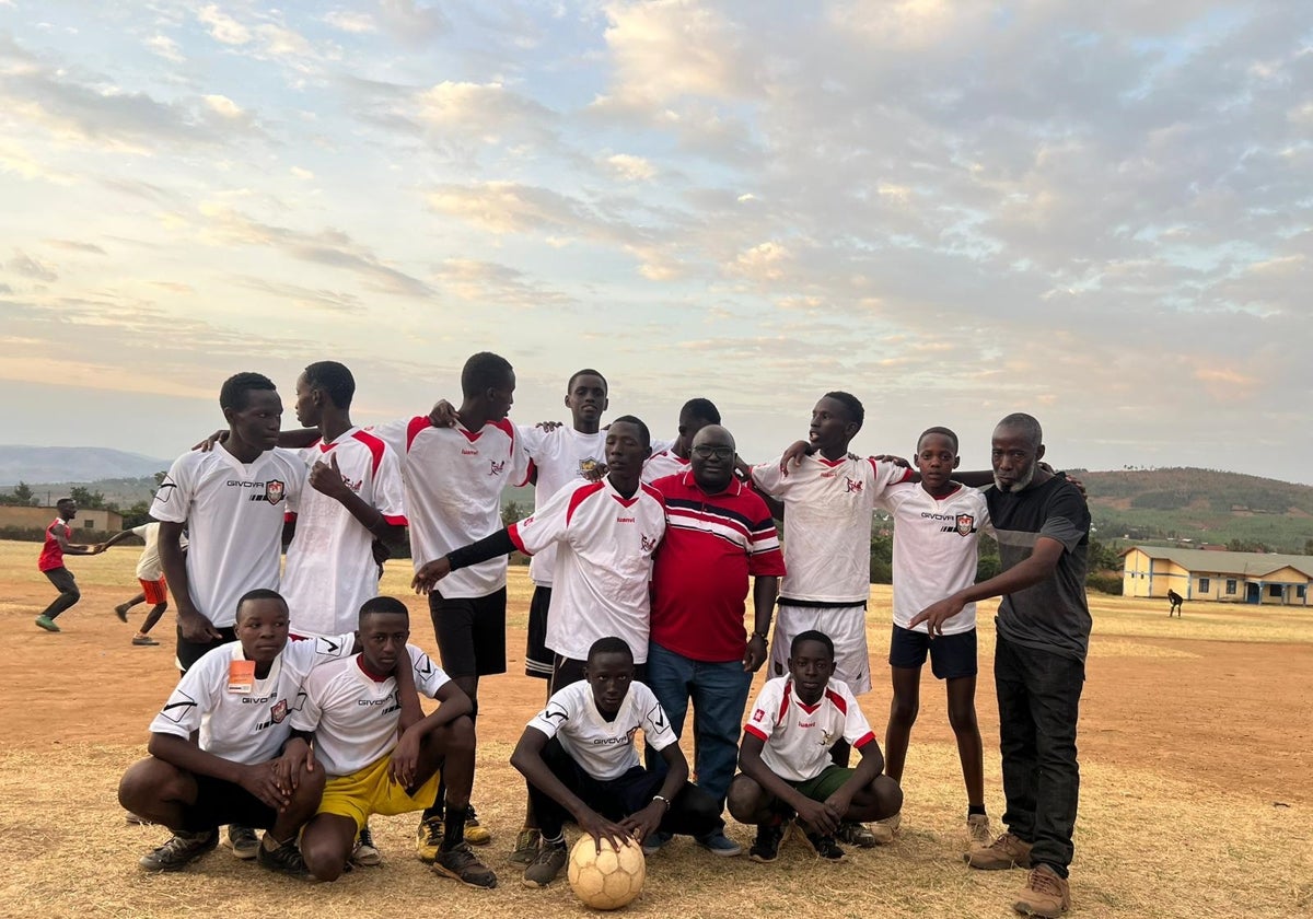 Jóvenes de Ruanda con la equipación enviada por el club setabense.