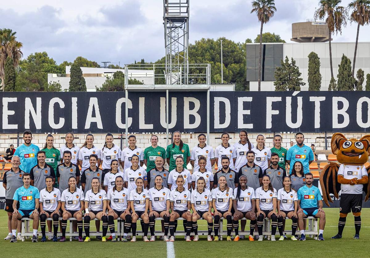 La plantilla del Valencia Femenino, posando junto al cuerpo técnico en la presentación oficial.