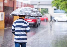 Un hombre camina bajo la lluvia en Valencia en una imagen de archivo.